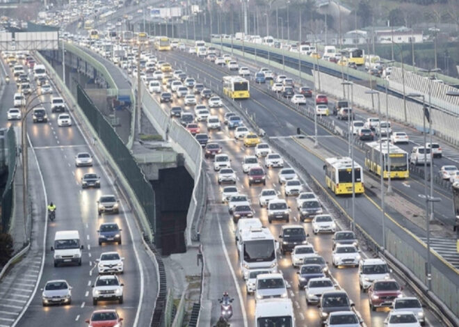 İstanbul’da ilk ara tatilin ardından trafik yoğunluğu yaşanıyor